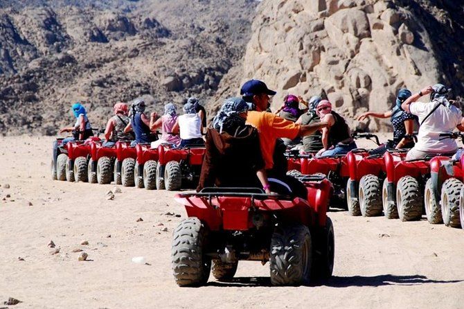 Grupa na quadach z przewodnikiem na kamienistej pustyni podczas Moto Quad Safari z Hurghady