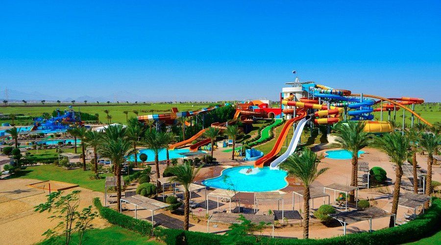 Panorama parku wodnego Makadi Water World w Makadi Bay pod Hurghadą - zjeżdżalnie i baseny