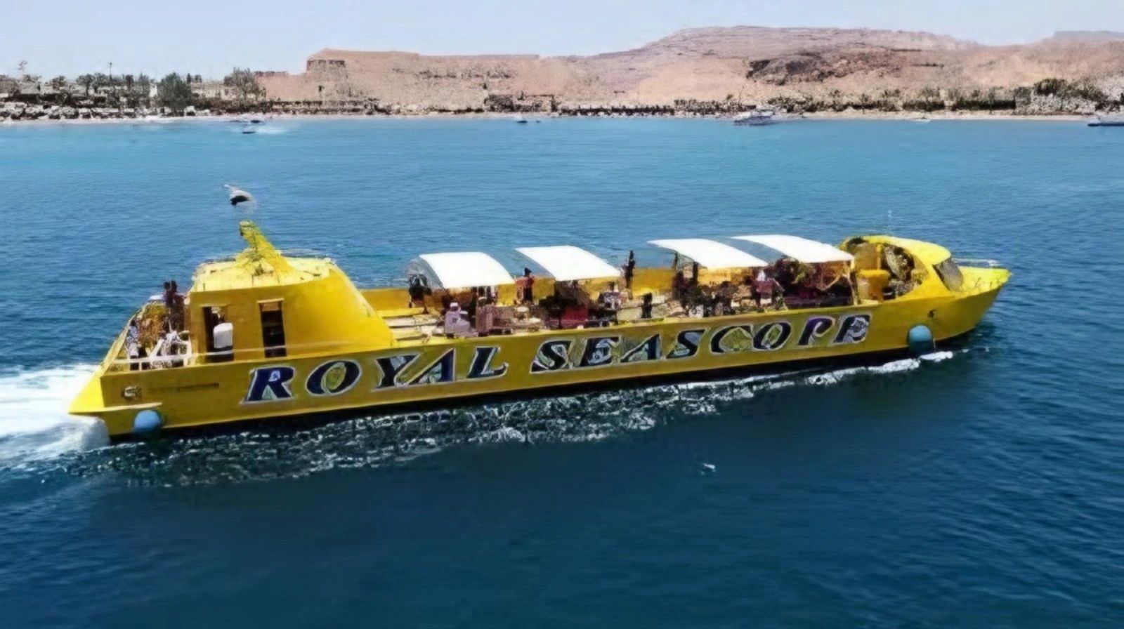 Żółta łódź półzanurzalna Royal Seascope na wodach Morza Czerwonego podczas wycieczki z Marsa Alam
