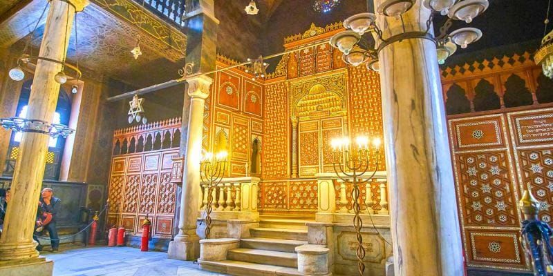 Wnętrze synagogi Ben Ezra w Starym Kairze - zabytek żydowskiego dziedzictwa podczas prywatnej wycieczki