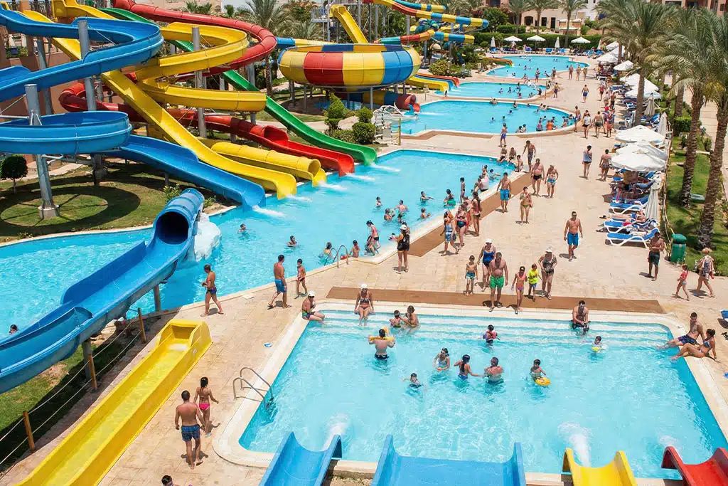 Zjeżdżalnie i baseny pełne gości w aquaparku Makadi Water World pod Hurghadą