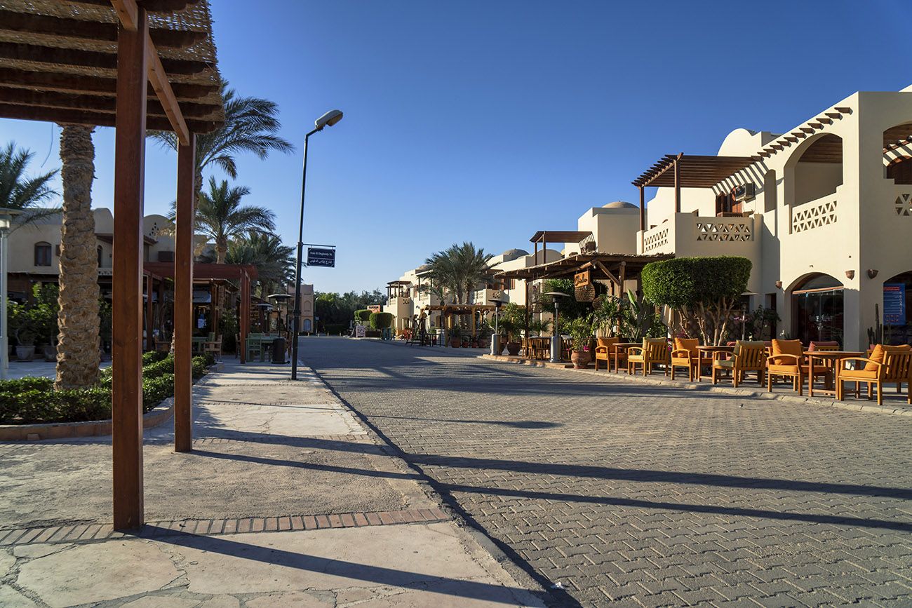 Down Town w El Gounie - promenada z kawiarniami i restauracjami podczas zwiedzania miasteczka