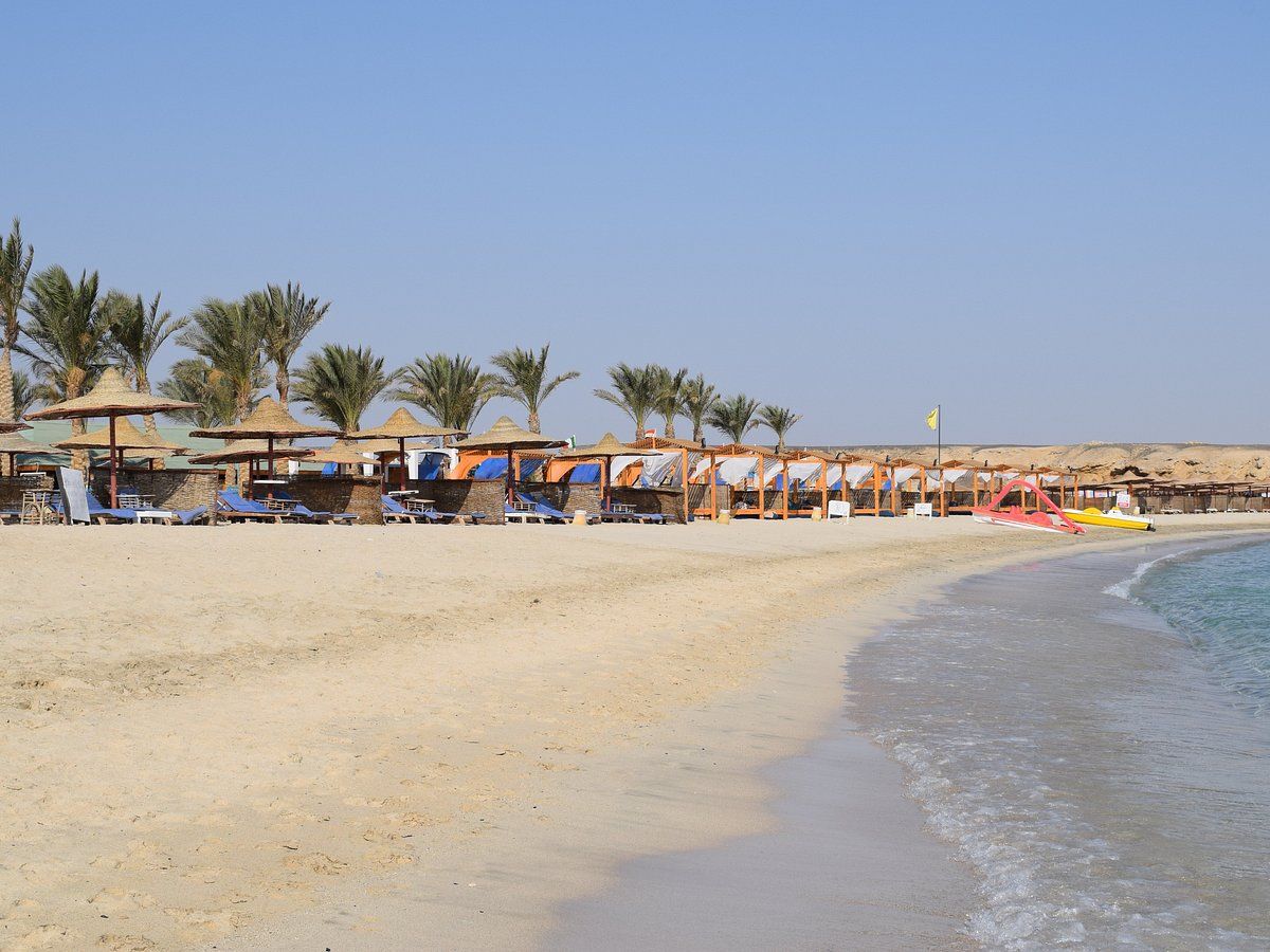 Piaszczysta plaża i spokojna zatoka Abu Dabbab nad Morzem Czerwonym w rejonie Marsa Alam