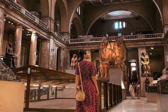 Zwiedzająca w głównym holu Muzeum Egipskiego w Kairze wśród kolosalnych posągów faraonów