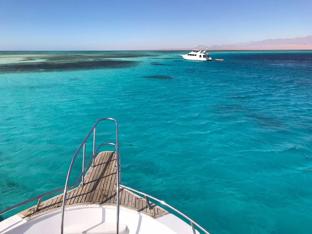 Turkusowa laguna wokół Wyspy Tiran z rafą i dziobem łodzi - rejs ze snorkelingiem z Sharm el Sheikh