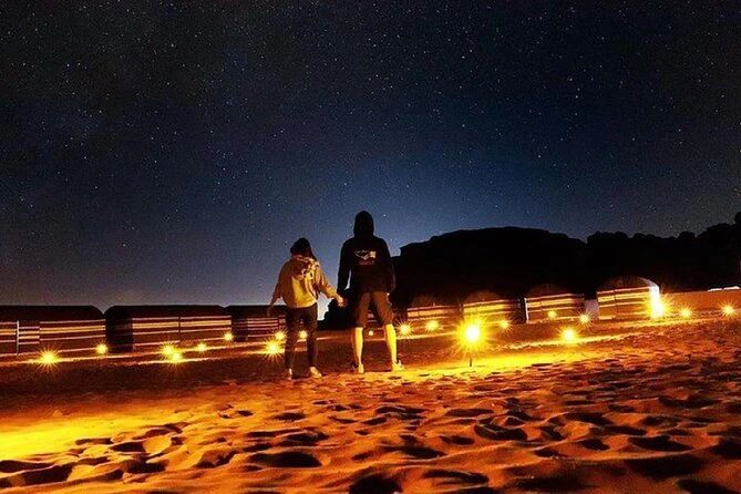 Wieczorny obóz na pustyni pod rozgwieżdżonym niebem podczas safari z Sharm el Sheikh