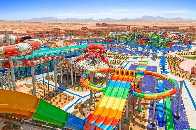 Kolorowe zjeżdżalnie wodne i baseny w aquaparku Makadi Water World koło Hurghady z lotu ptaka