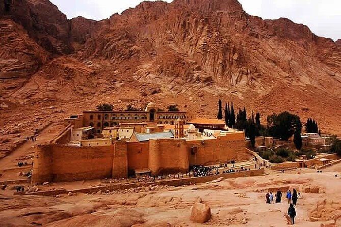 Panorama kompleksu Klasztoru św. Katarzyny z murami obronnymi na tle gór Synaju - wycieczka z Sharm el Sheikh