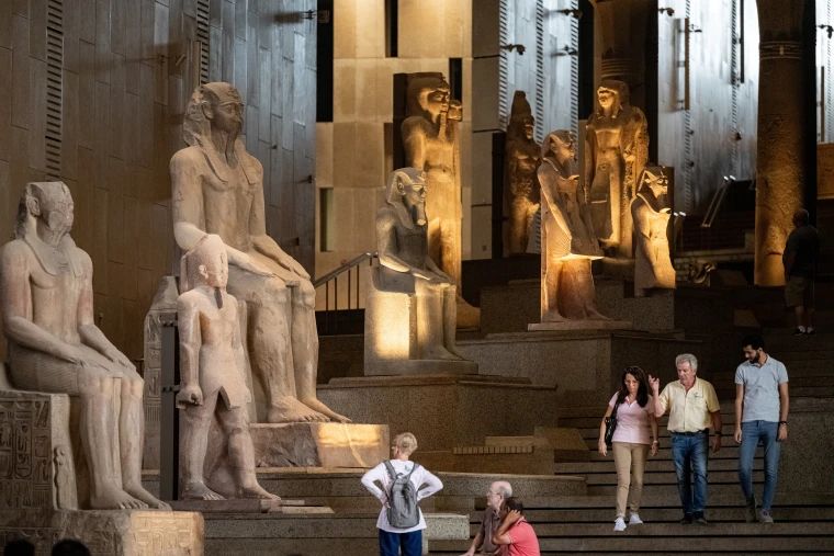 Wielkie schody w Wielkim Muzeum Egipskim (GEM) z kolosalnymi posągami faraonów podczas wycieczki z Hurghady