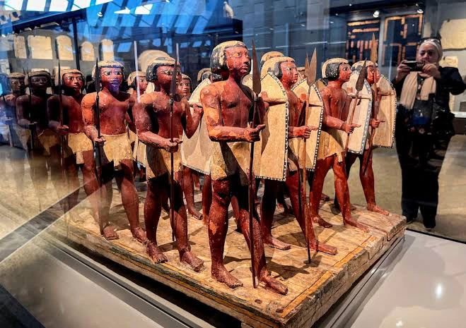 Starożytne egipskie figurki w gablocie Muzeum Egipskiego w Kairze podczas prywatnej wycieczki z Marsa Alam