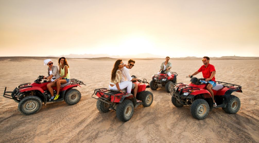 Grupa quadów z uczestnikami na pustyni podczas dwugodzinnego safari z Marsa Alam