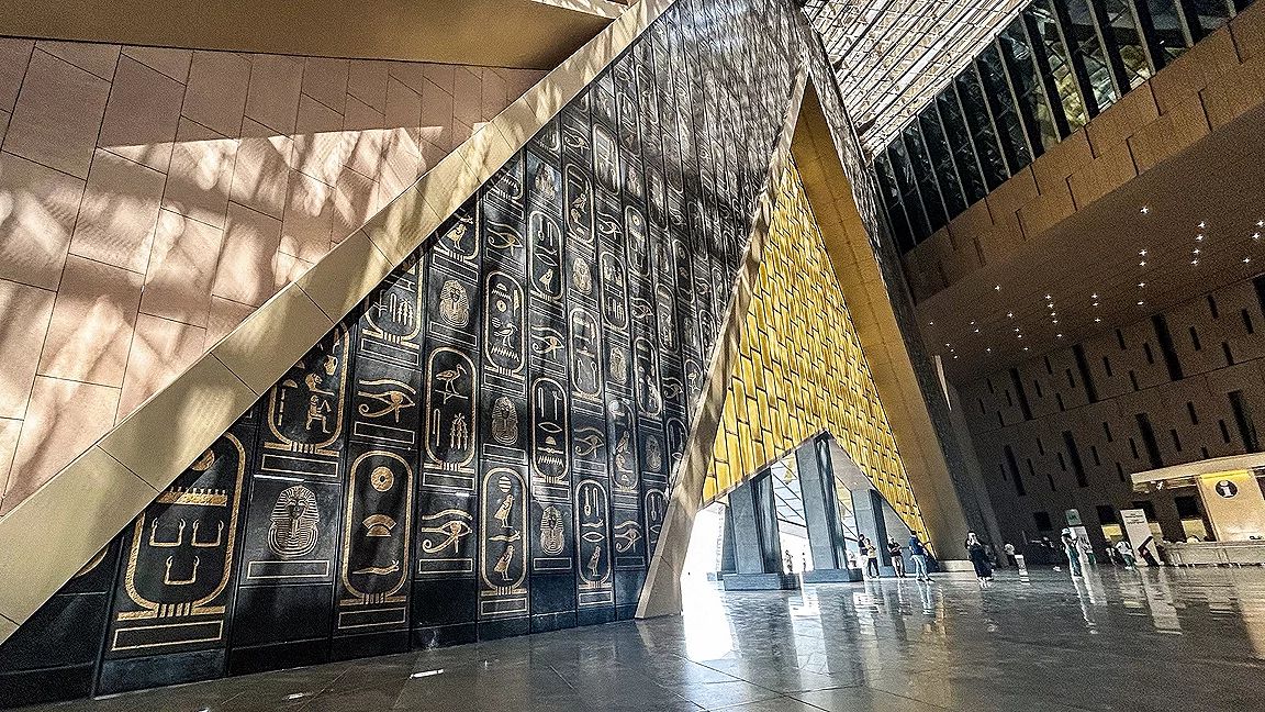 Wielki hol Wielkiego Muzeum Egipskiego (GEM) z hieroglifami i nowoczesną architekturą podczas wycieczki do Kairu