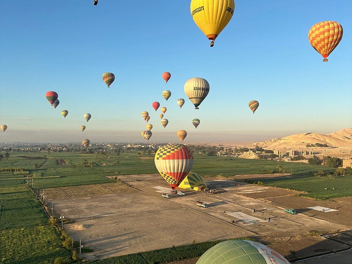 Balony na ogrzane powietrze o wschodzie słońca nad zielonymi polami zachodniego brzegu Luksoru podczas dwudniowej wycieczki z Hurghady