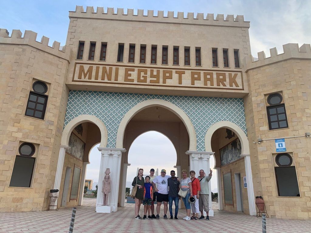 Brama wejściowa z napisem Mini Egypt Park z grupą zwiedzających podczas wycieczki koło Hurghady