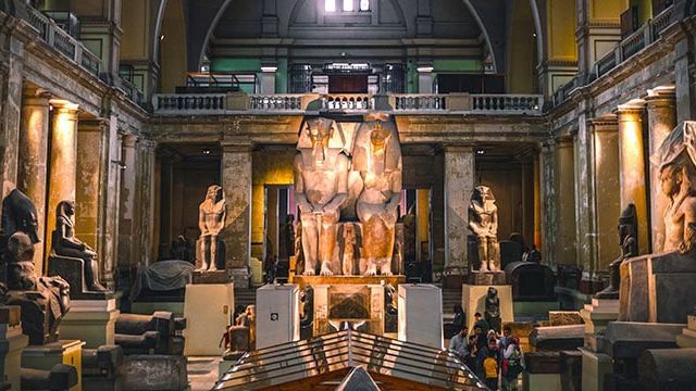 Kolosalne posągi faraonów w głównym holu Muzeum Egipskiego w Kairze na placu Tahrir