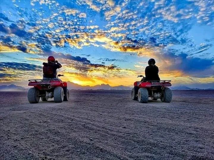 Quad safari o zachodzie słońca na pustyni Synaj - dwóch uczestników na quadach podczas Sunset Safari z Sharm el Sheikh