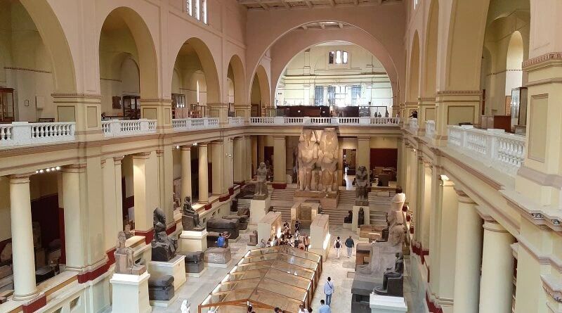 Główna sala Muzeum Egipskiego w Kairze ze starożytnymi posągami podczas prywatnej wycieczki do Kairu
