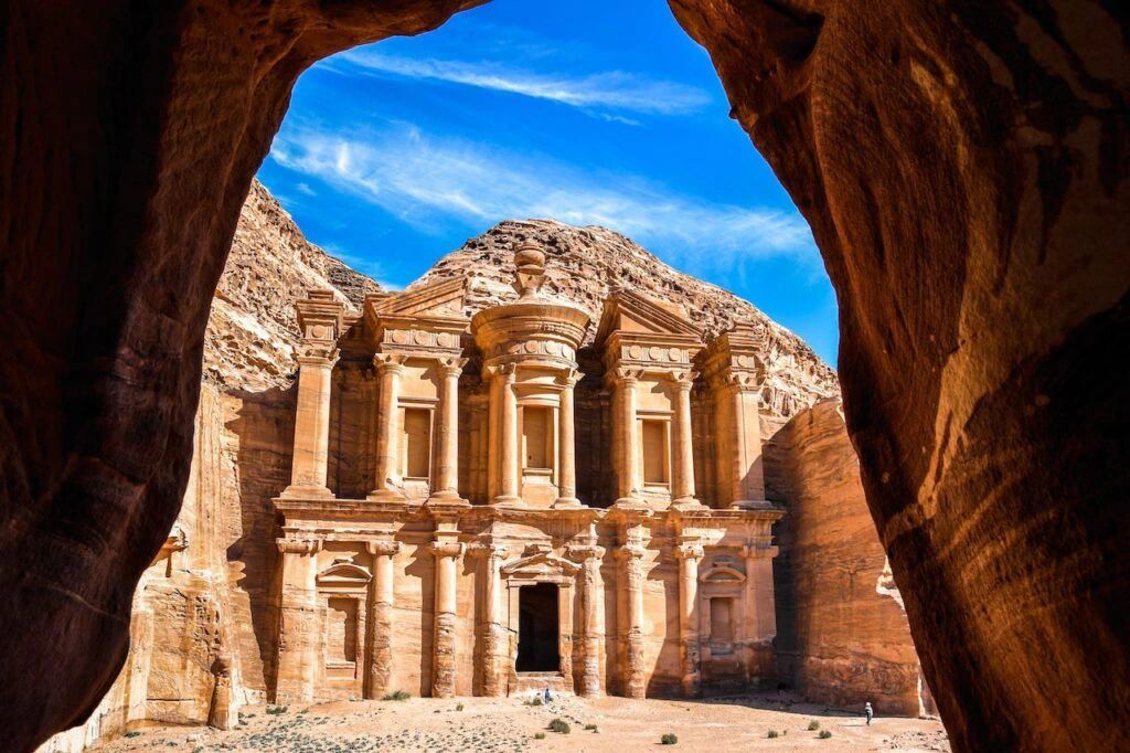 Klasztor (Ad-Deir) w Petrze w Jordanii widziany przez skalną szczelinę