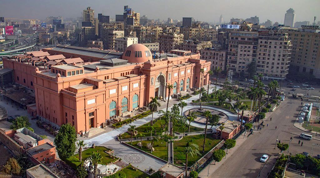 Zabytkowy gmach klasycznego Muzeum Egipskiego przy placu Tahrir w centrum Kairu