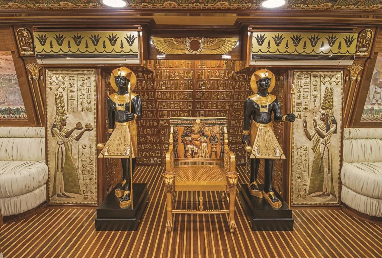 Faraońska sala ze złotym tronem na łodzi Nefertari - miejsce na pamiątkowe zdjęcia w stroju faraona