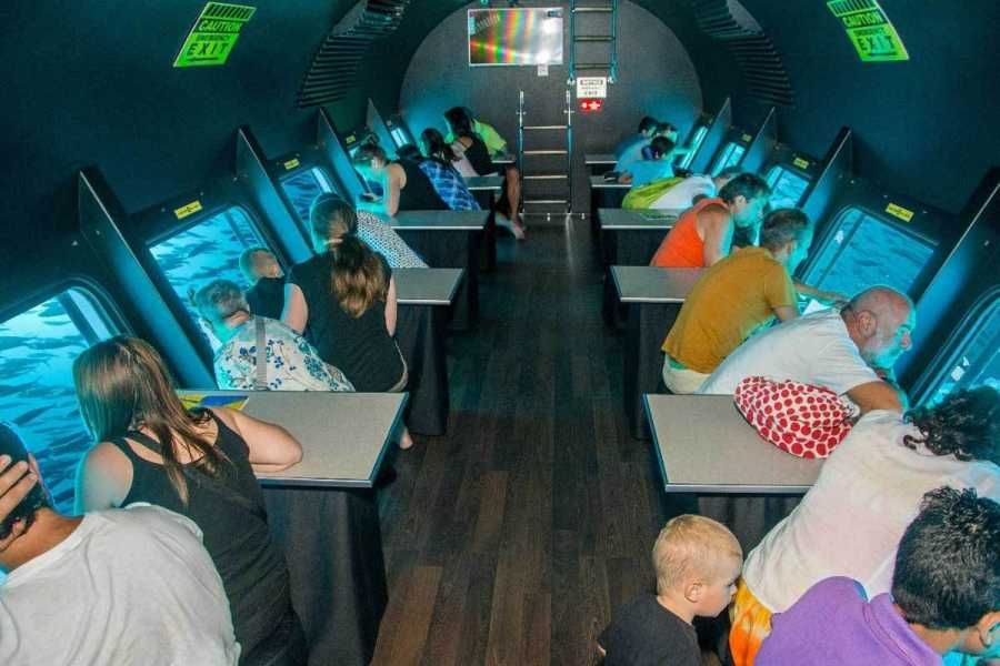 Podwodny pokład łodzi Seascope z panoramicznymi oknami i pasażerami oglądającymi podwodny świat