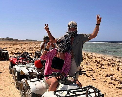 Quady na trasie wzdłuż wybrzeża Morza Czerwonego podczas safari z Marsa Alam