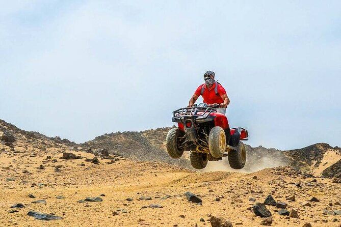 Quad w powietrzu na kamienistym pustynnym szlaku podczas Moto Quad Safari z Hurghady