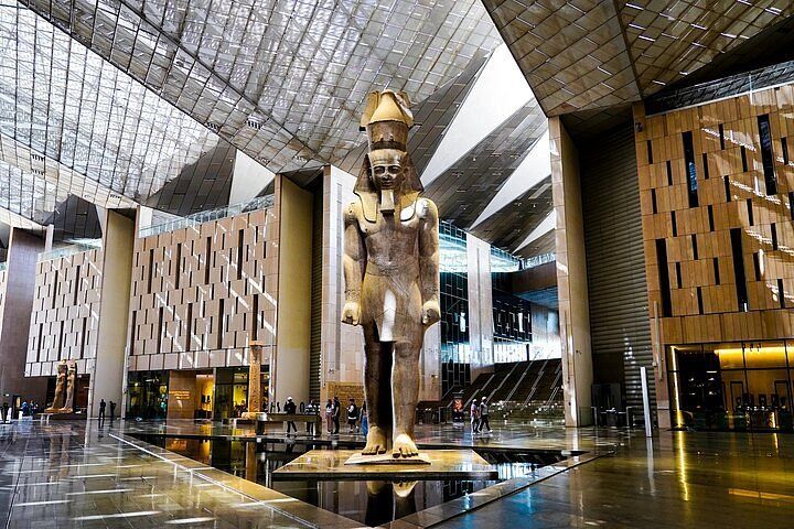 Kolosalny posąg Ramzesa II w atrium Wielkiego Muzeum Egipskiego (GEM) w Gizie podczas wycieczki z Hurghady