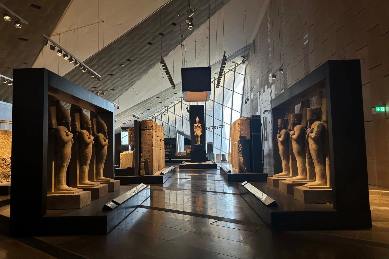 Wnętrze Wielkiego Muzeum Egipskiego (GEM) w Gizie - galeria z monumentalnymi posągami faraonów