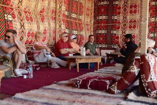 Turyści przy tradycyjnej herbacie w wiosce beduińskiej podczas Buggy Safari z Sharm el Sheikh