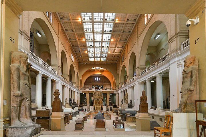 Główna hala klasycznego Muzeum Egipskiego przy placu Tahrir w Kairze z rzędami posągów faraonów