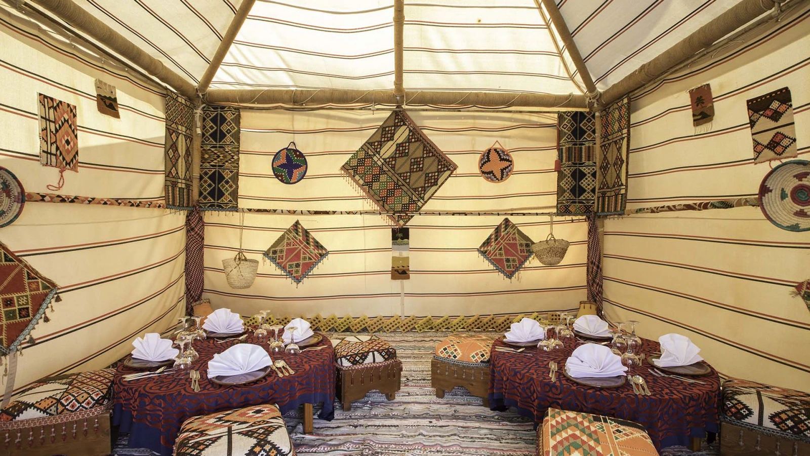 Namiot przygotowany na kolację w stylu beduińskim podczas wieczornej części safari z Sharm el Sheikh