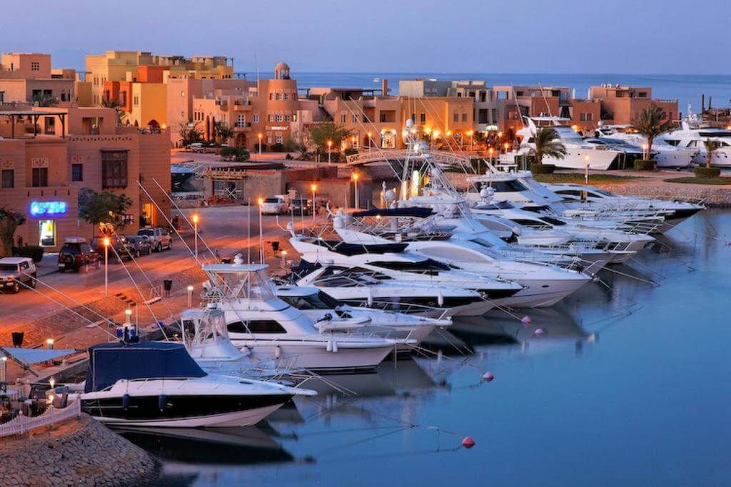 Jachty zacumowane przy marinie Abu Tig w El Gounie o zmierzchu