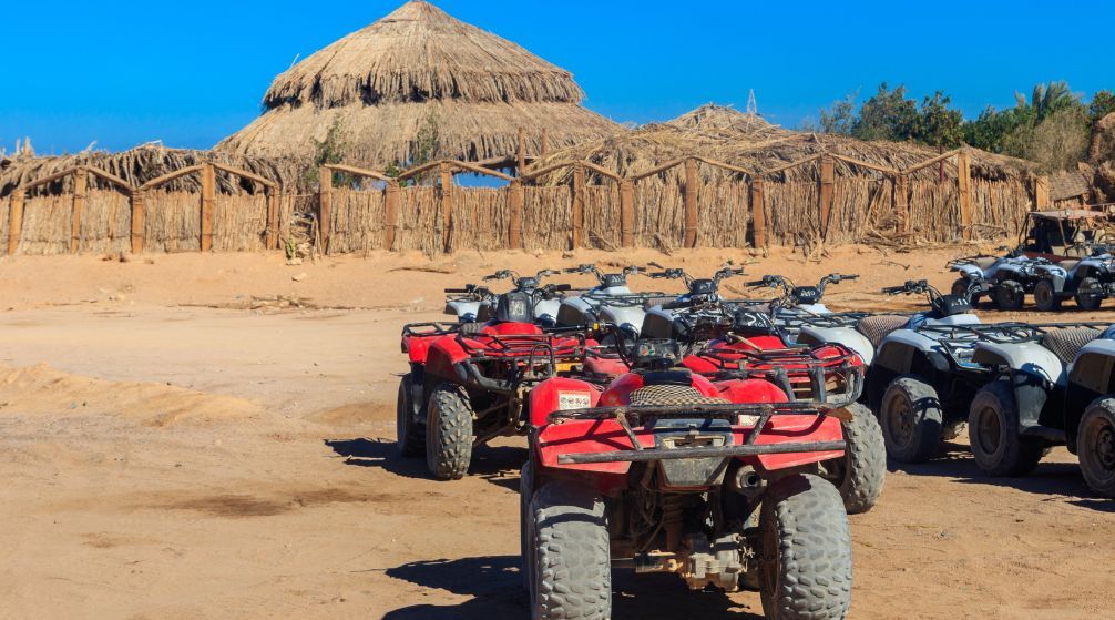 Quady zaparkowane w bazie na pustyni przed wyprawą quadami z Marsa Alam