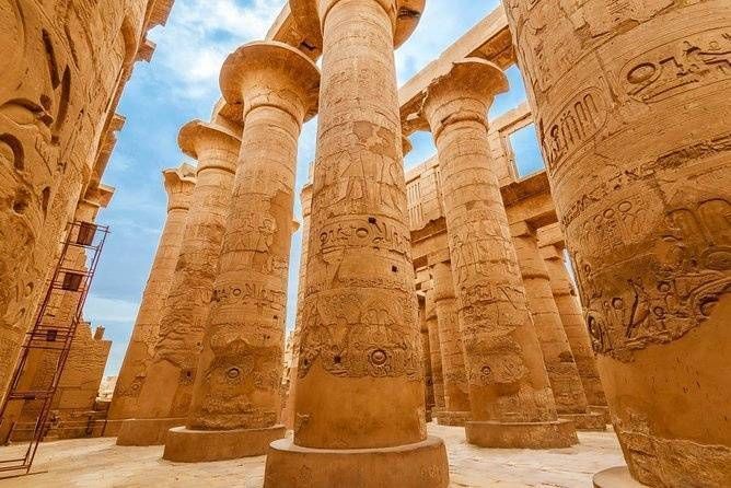 Monumentalne kolumny sali hypostylowej w kompleksie Karnak w Luksorze podczas wycieczki z Hurghady