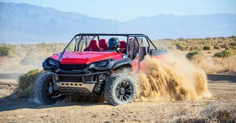 Czteroosobowy buggy wzbijający tuman piasku na pustyni podczas safari z Hurghady