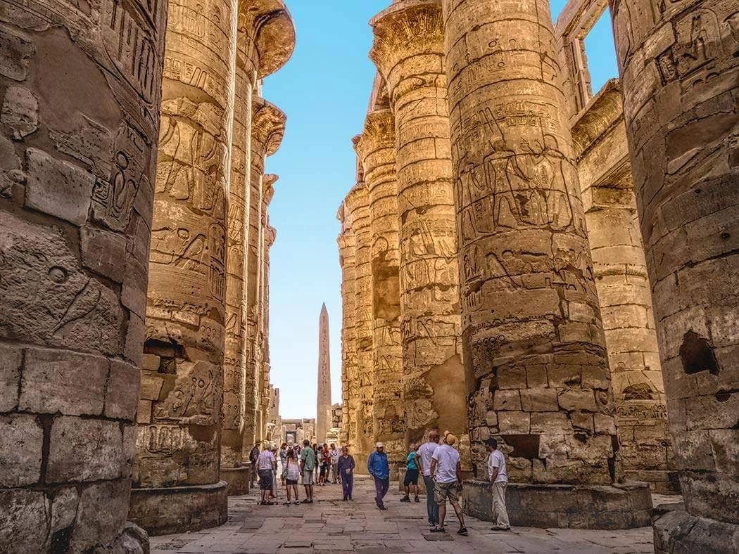 Kolumny wielkiej sali hypostylowej pokryte hieroglifami w świątyni Karnak w Luksorze podczas wycieczki z Marsa Alam