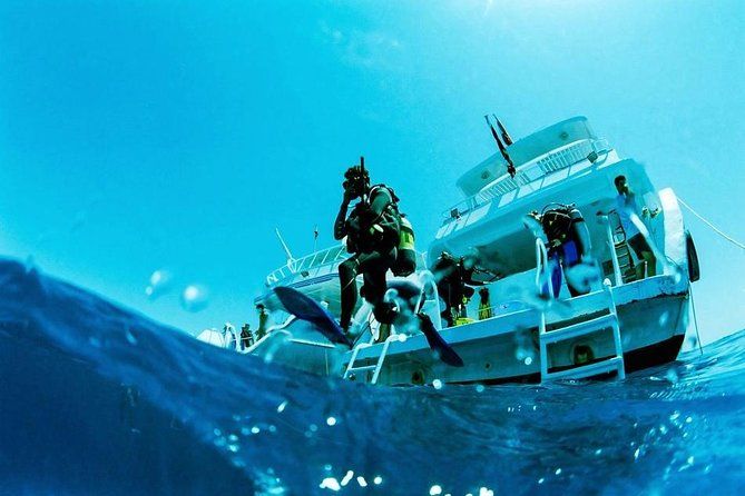Nurkowie na łodzi nurkowej przygotowani do zejścia do wody podczas rejsu w Marsa Alam
