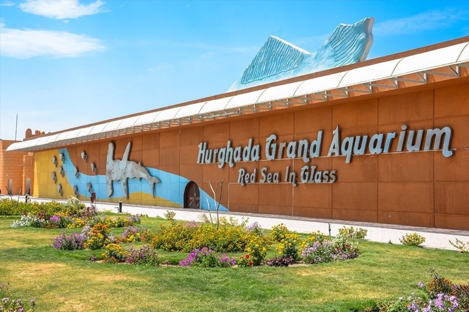 Budynek Hurghada Grand Aquarium z szyldem Red Sea in Glass i ogrodem przed wejściem