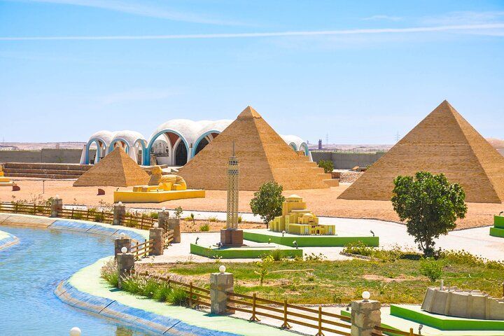 Miniatury piramid, wieży kairskiej i makieta Nilu podczas zwiedzania Mini Egypt Park