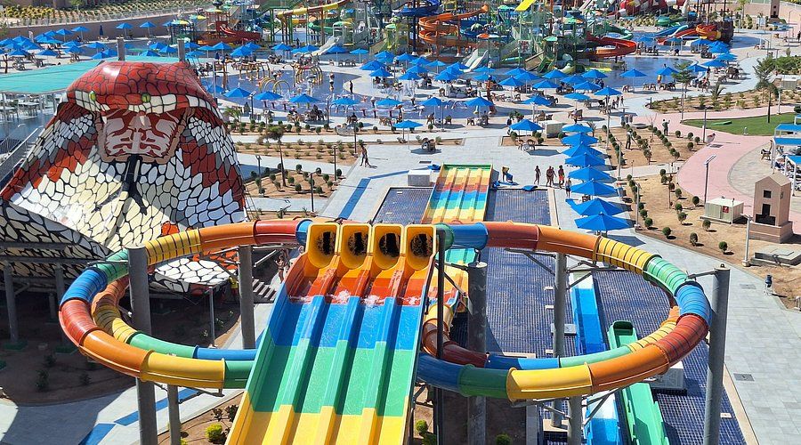 Kompleks wielotorowych zjeżdżalni i strefa parasoli w Makadi Water World