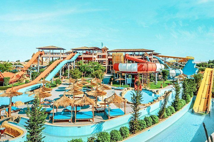 Zjeżdżalnie oraz strefa relaksu z leżakami w parku wodnym Makadi Water World