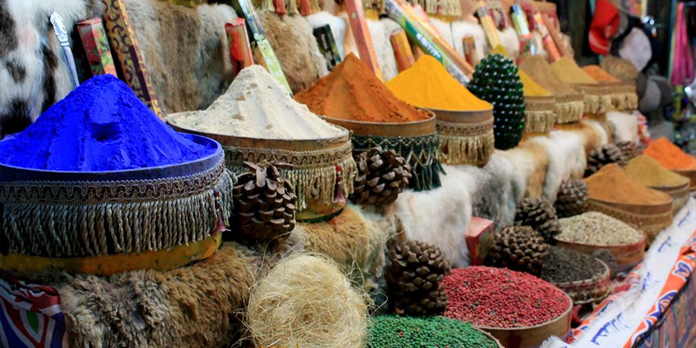 Stragan z przyprawami na lokalnym bazarze podczas City Tour po Hurghadzie