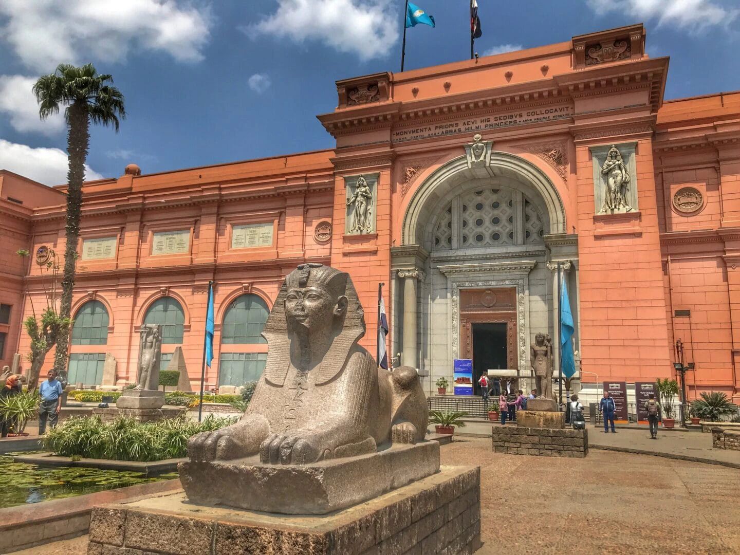 Fasada Muzeum Egipskiego w Kairze na placu Tahrir ze sfinksem w ogrodzie podczas wycieczki do Kairu samolotem