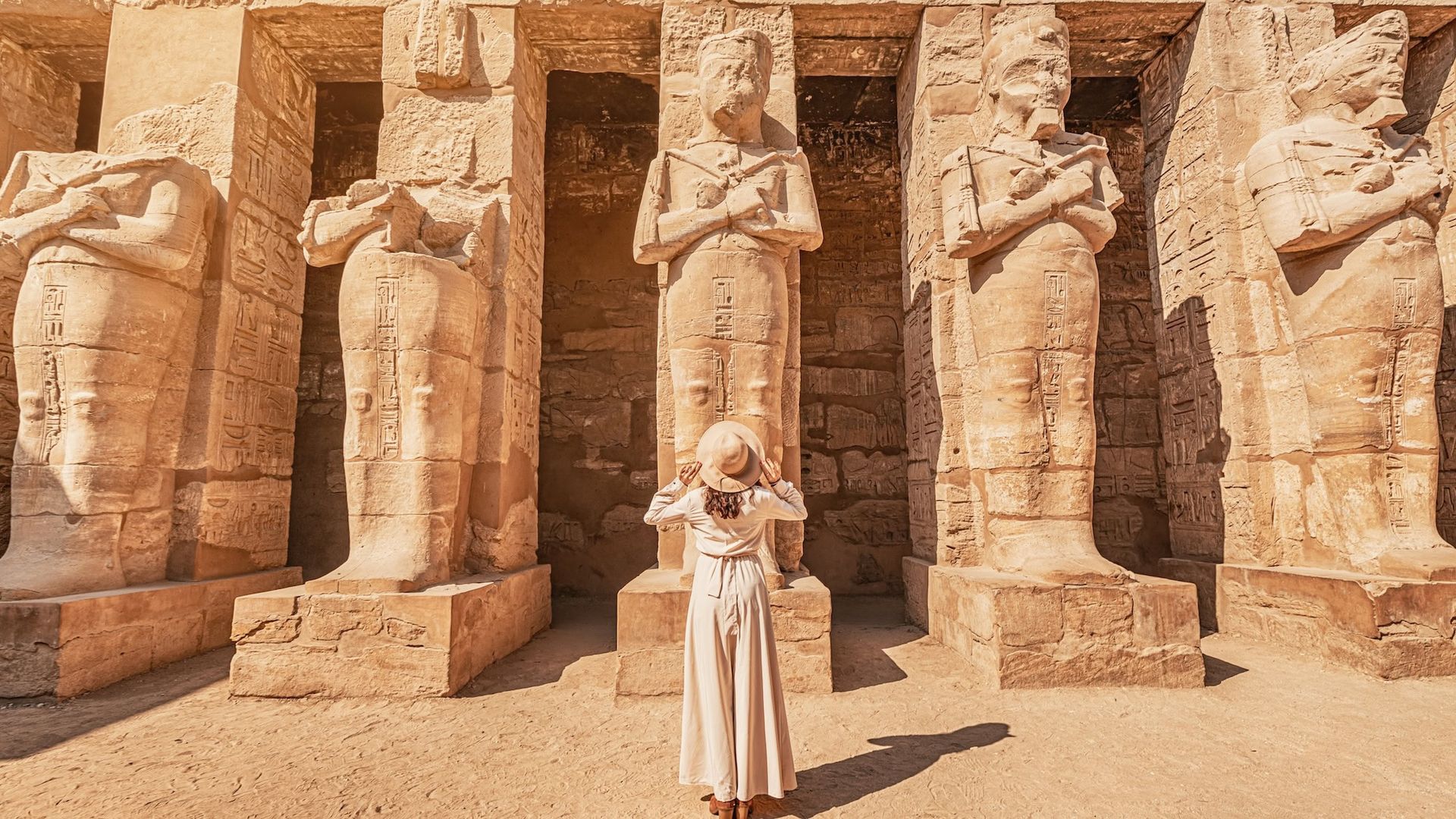 Monumentalne posągi w kompleksie świątynnym Karnak w Luksorze podczas zwiedzania pierwszego dnia
