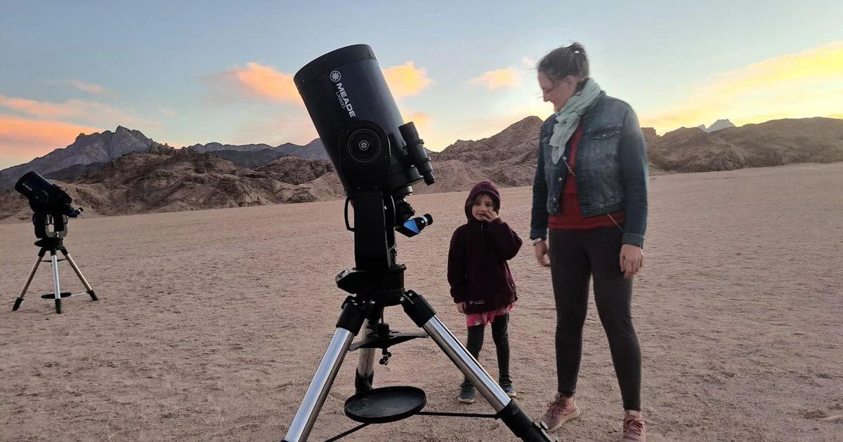 Teleskop ustawiony na pustyni Synaj o zmierzchu podczas obserwacji nieba na safari z Sharm el Sheikh
