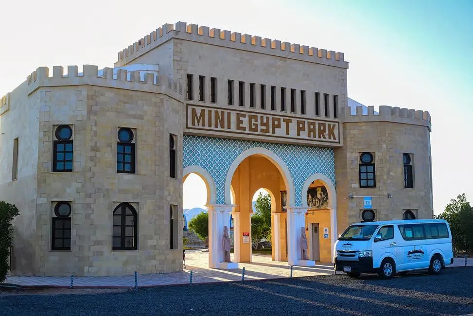 Budynek wejściowy Mini Egypt Park z samochodem dowożącym gości z hoteli w Hurghadzie
