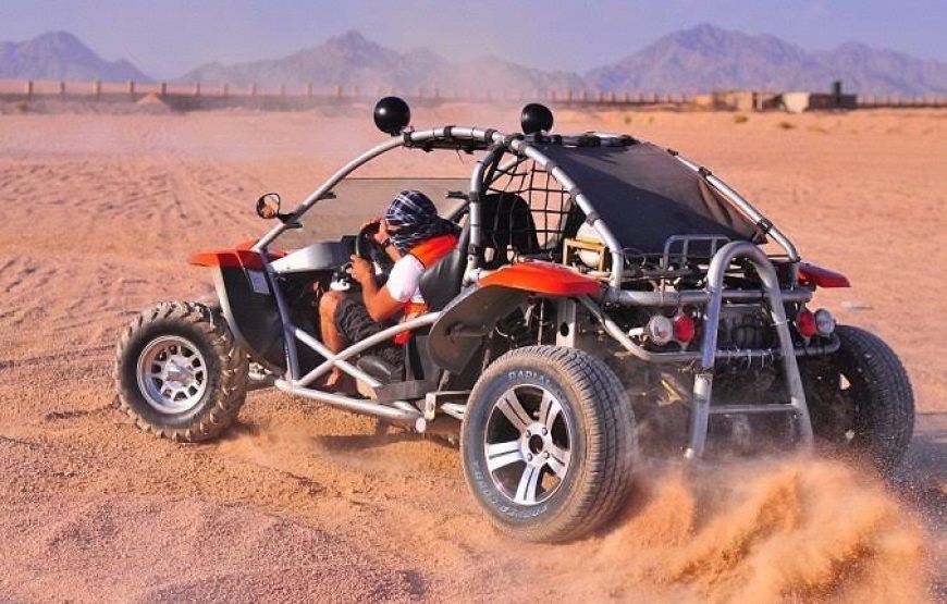 Buggy wzbijający tumany piasku na pustyni podczas Super Safari z Hurghady