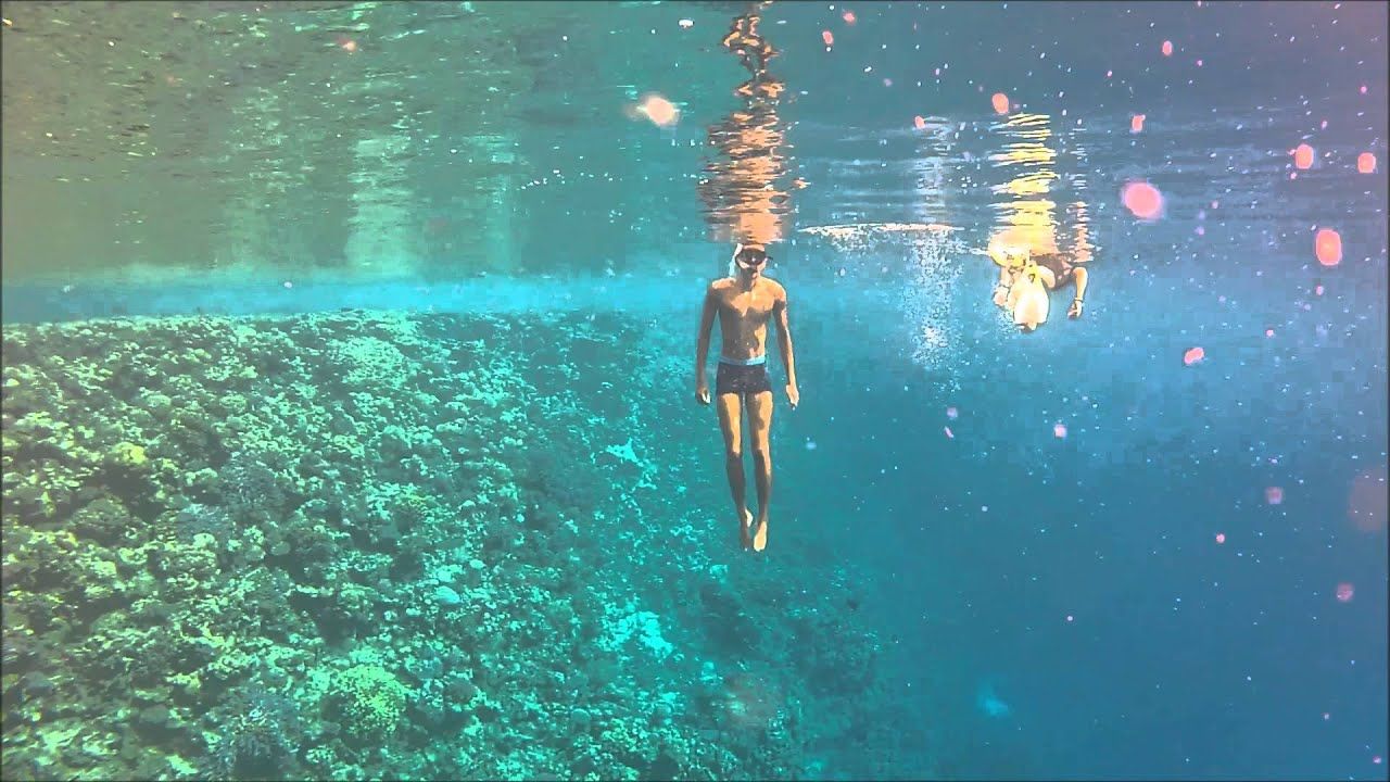 Snorkeling nad rafą w przejrzystej, turkusowej wodzie podczas wycieczki na plażę Sharm el Lulli z Marsa Alam