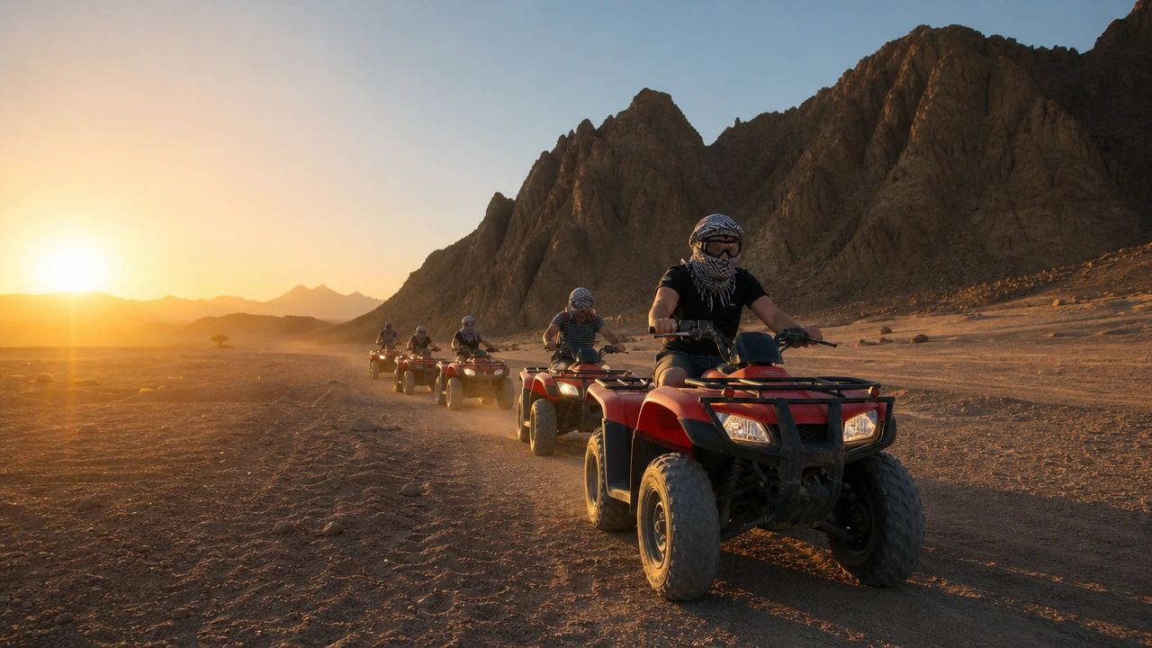 Grupa quadów jadąca przez pustynię Synaj w kierunku gór podczas quad safari z Sharm el Sheikh